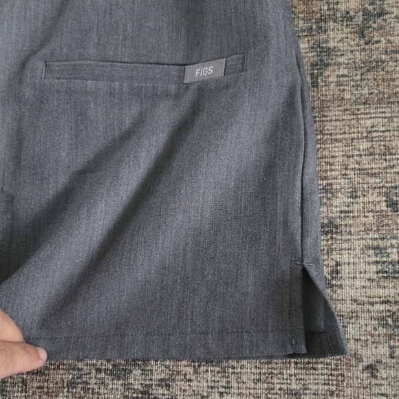 EUC Figs Casma Three-Pocket Scrub Top V-Neck FIONx Gray Short Sleeve Women's XS - Picture 4 of 7
